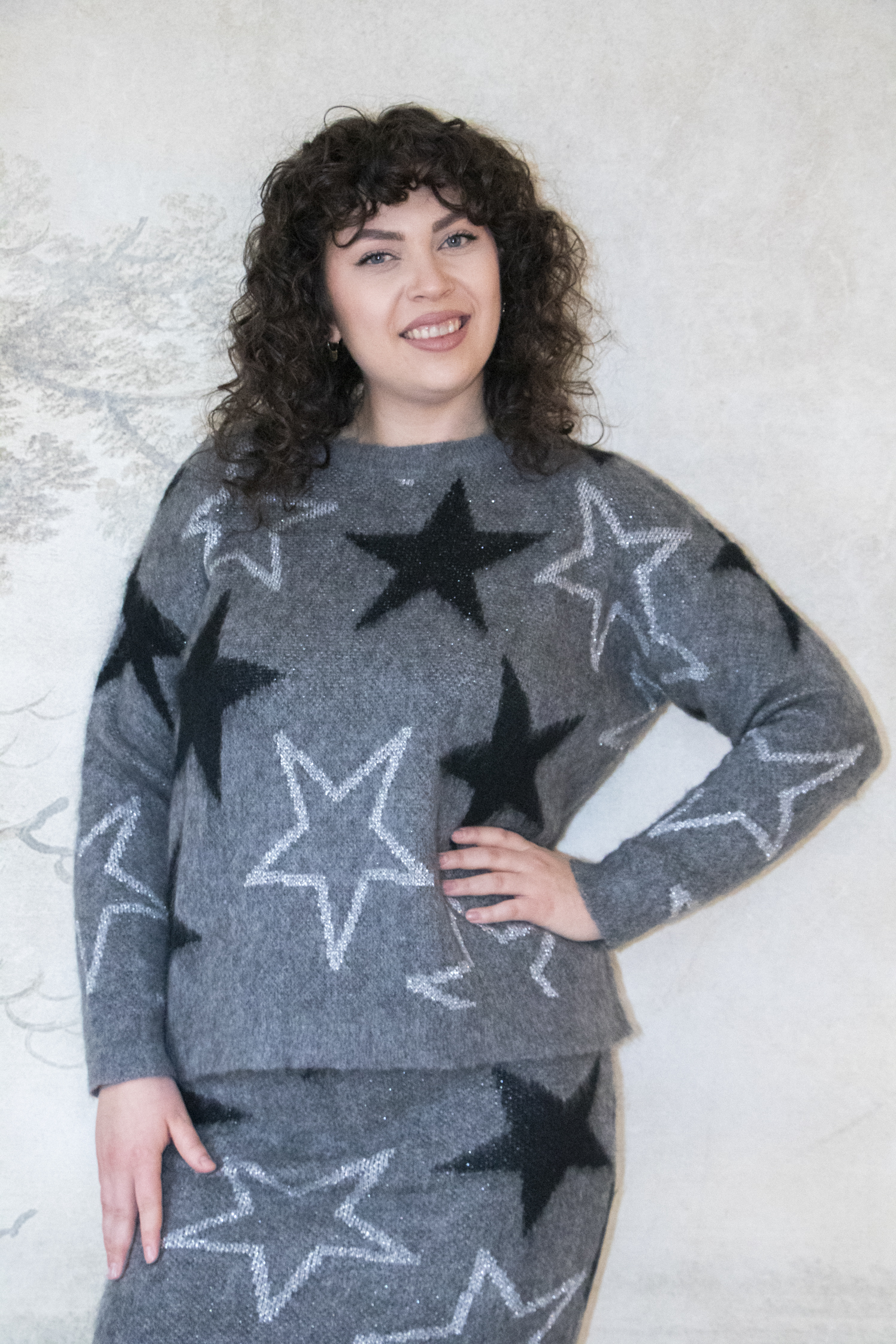 Pull gris à motifs étoiles